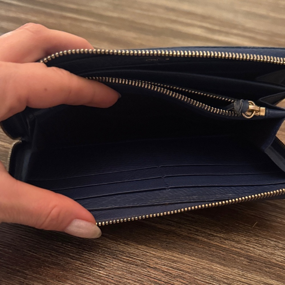Balenciaga Navy Leather Wallet with Gold Accent
Certificate of Authenticity incl - Picture 5 of 7